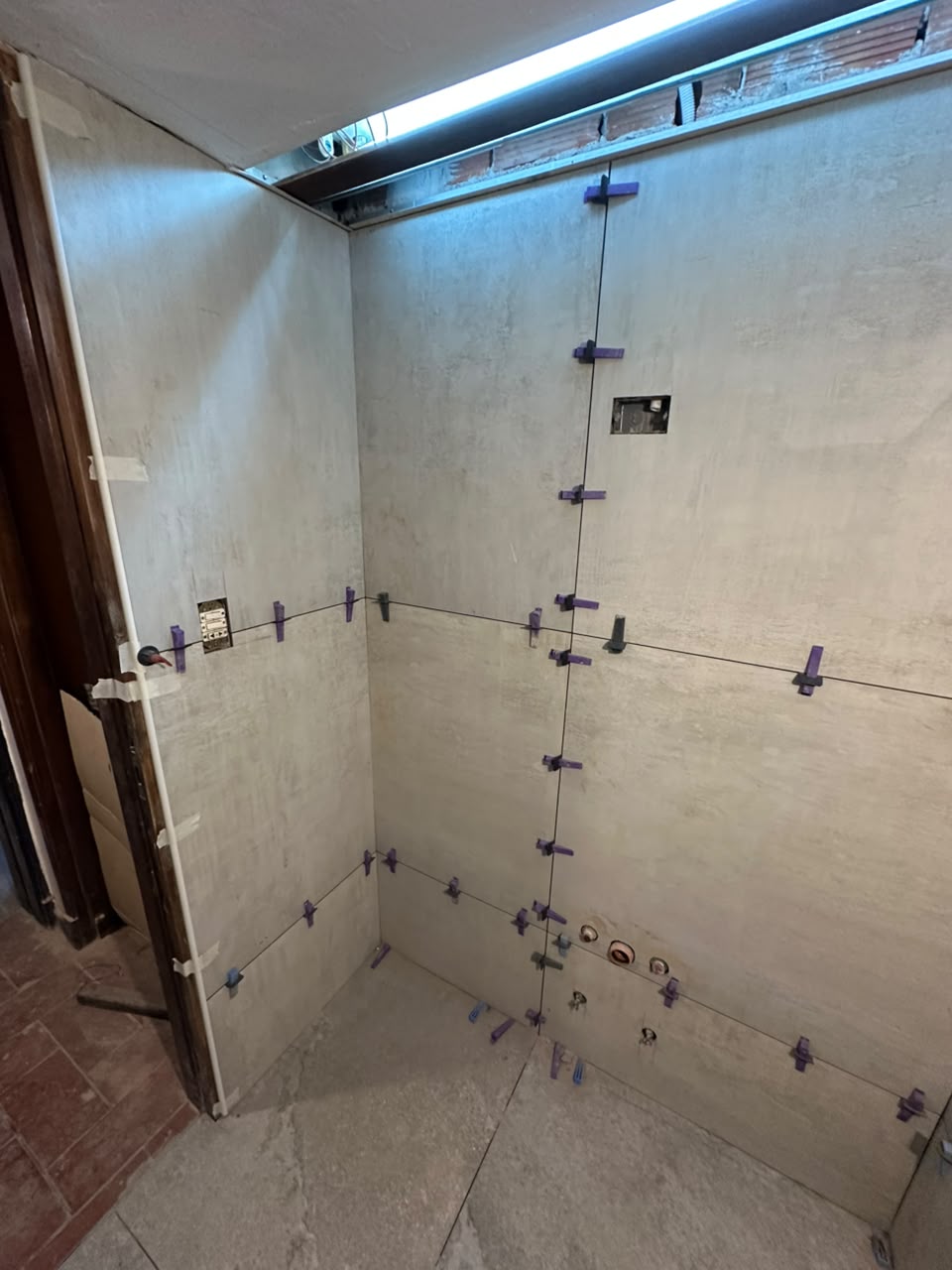 Avance de colocación de cerámicos en ducha