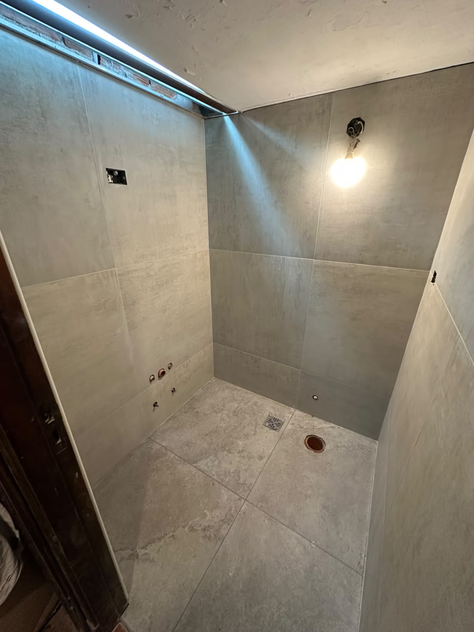 Ducha terminada con revestimiento cerámico