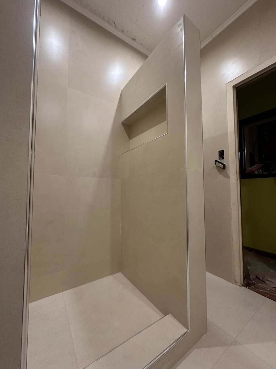 Baño terminado con porcelanato y mampara de vidrio