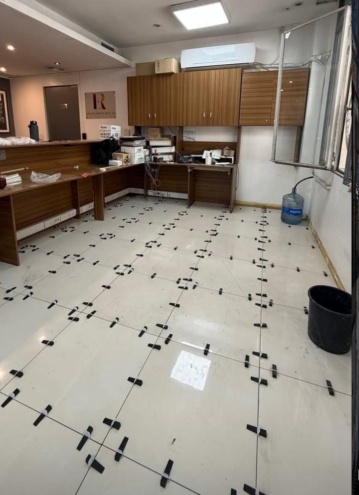 Colocación de porcelanato en piso de oficina