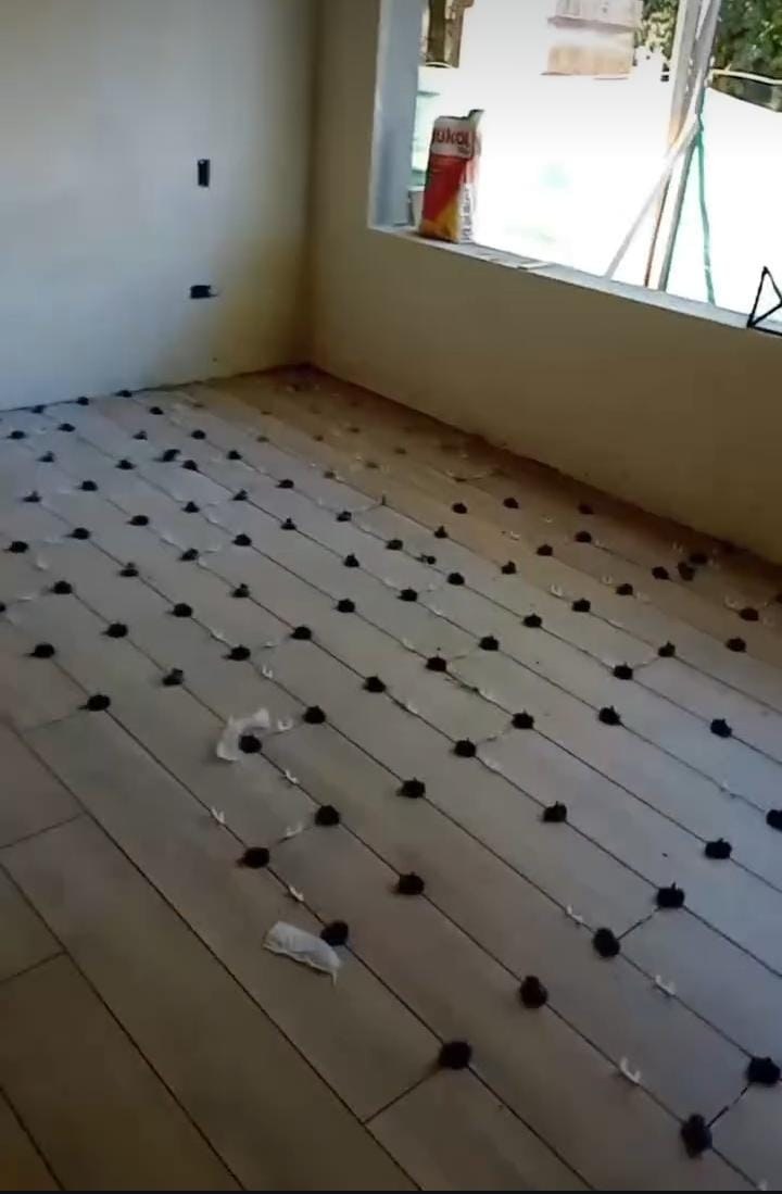 Detalle de nivelación milimétrica en porcelanato símil madera